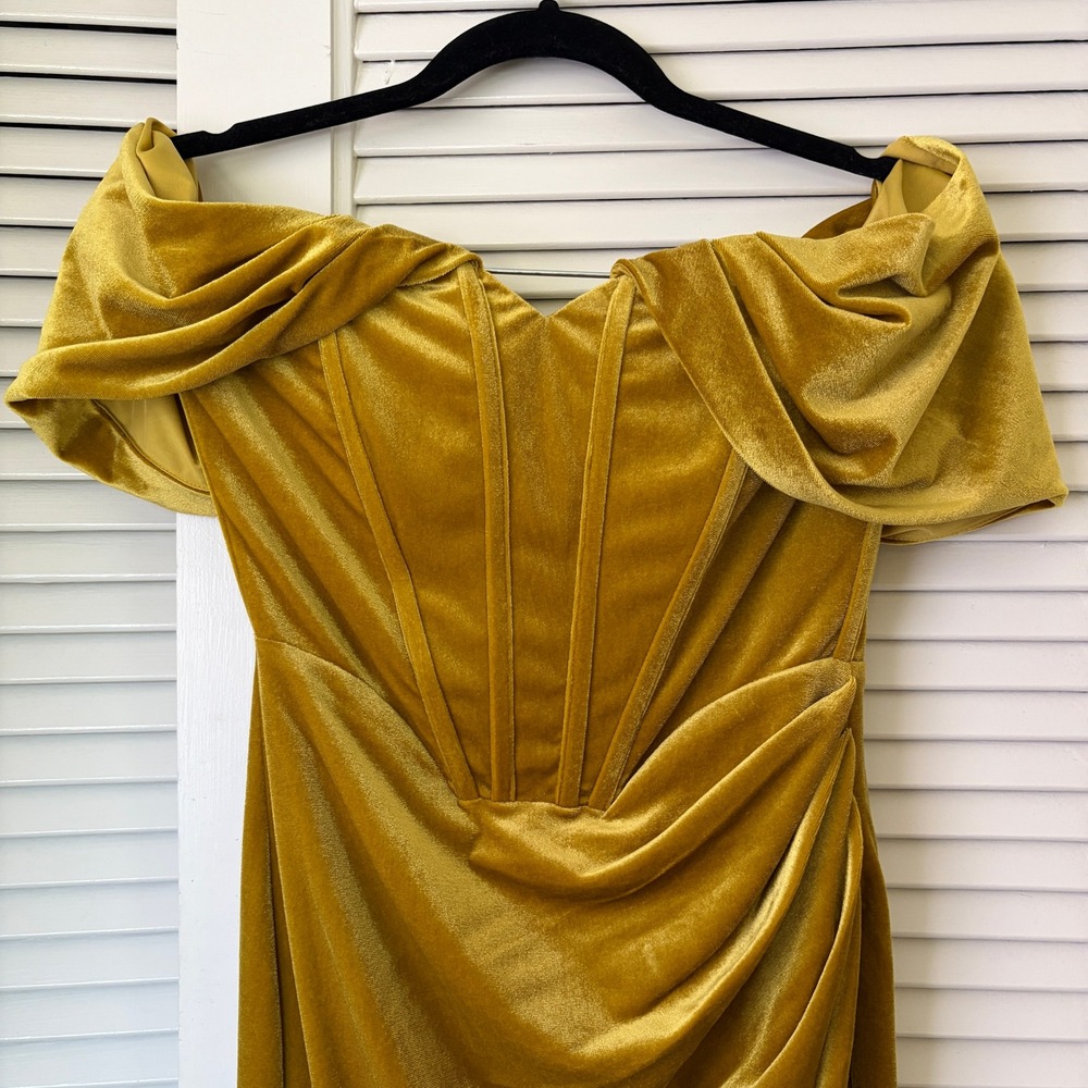 Miss Circle Omaria Gold Velvet Off Shoulder Corset Midi Dress NWT - Picture 4 of 9